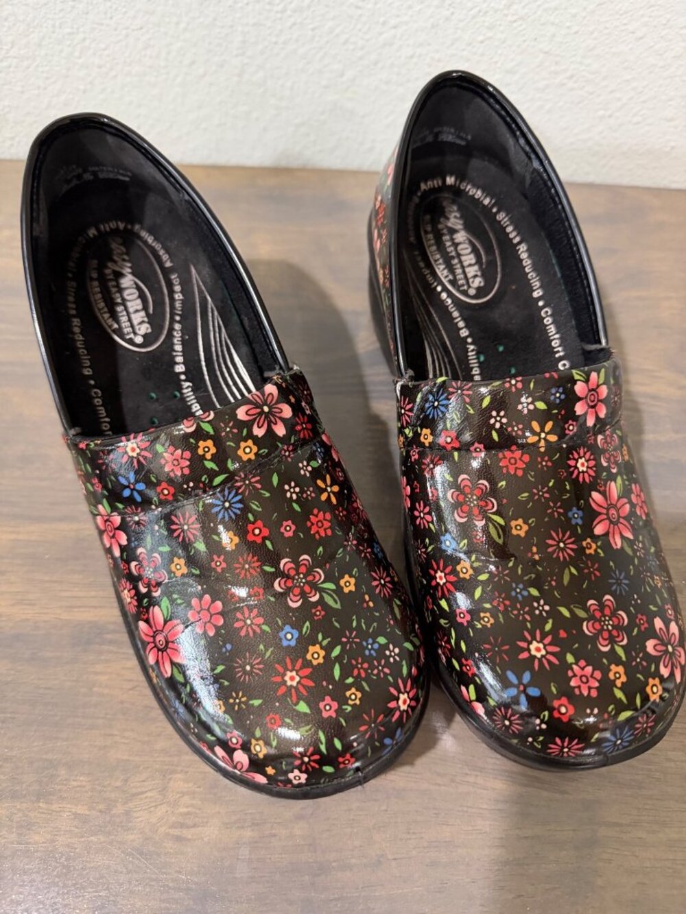 Women's 7.5 Easy Works by Easy Street Slip Resistant Clogs Shoes Flowers